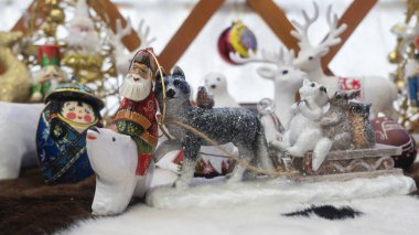 Harika bir Noel kompozisyonu. Yakut Noel Baba ya da chyshaan karakterli birçok yeni yıl oyuncağı. Odaklanmamış arkaplan.