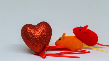 Sevgililer Günü. Bir çift oyuncak fare dekoratif bir kalbin yanında sevişiyor. Kutlama kavramları.