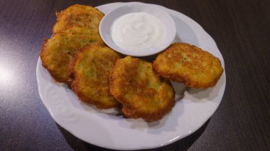 Patatesli gözleme, draniki, mücver veya taze kremayla servis edilen börek. Yiyecek kavramları.