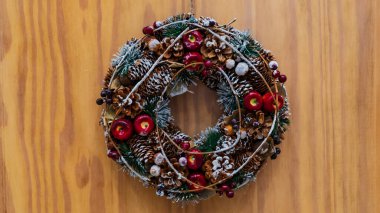 Ön kapıda Noel çelengi var. Kutlama kavramları.