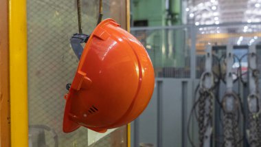 Tehlikede olan işyerinde çalışan fabrika işçisi için turuncu başlık emniyeti ve mesaj için yer. Güvenlik iş konsepti.