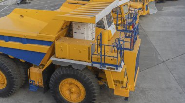 Ağır madencilik damperli kamyonları fabrikada. Taşıyıcıdan çıkan dev maden kamyonu fabrika test sahasında test ediliyor. Ağır taşıt fabrikası tarafından üretilen ağır yük kamyonu..