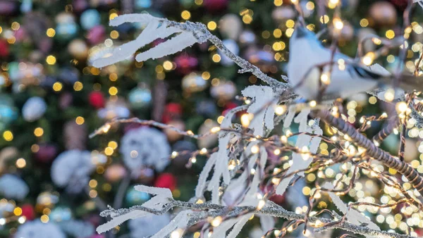 光で飾られたクリスマスと新年の装飾 — ストック写真