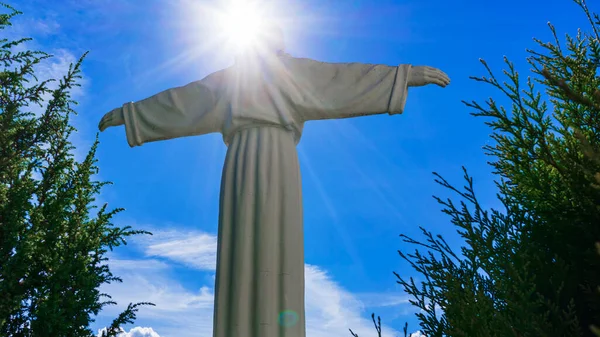 Kopie Sochy Krista Spasitele Roztáhla Ruce Pozadí Modré Oblohy Náboženský — Stock fotografie
