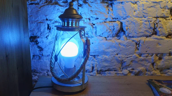 Lâmpada Mesa Vintage Brilha Luz Azul Fundo Parede Tijolo Espaço — Fotografia de Stock