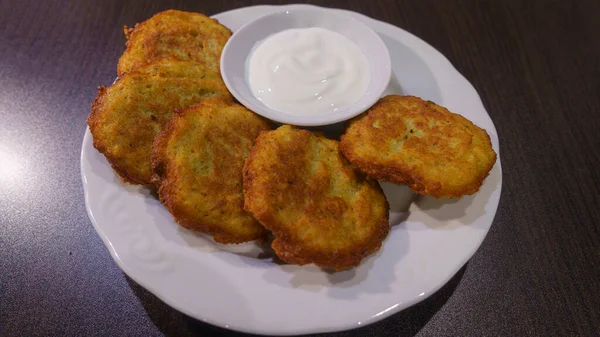 土豆煎饼 意大利面 哈希饼或煎饼配新鲜奶油 食品概念 — 图库照片