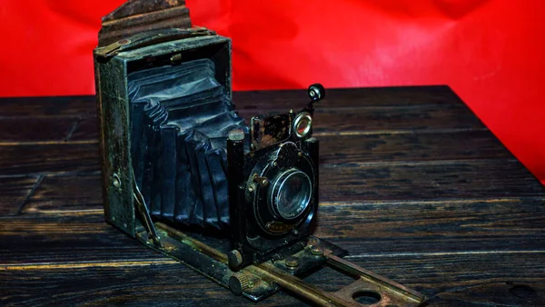 Antike Alte Fotokamera Auf Dem Hölzernen Hintergrund Geschichte Des Konzepts — Stockfoto