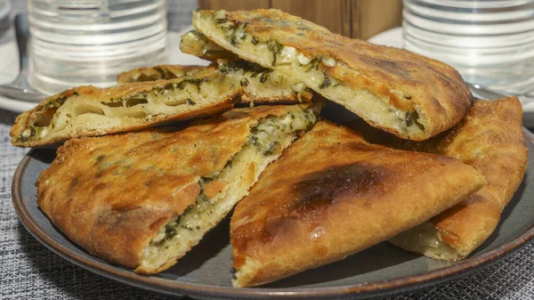 Grúz Étel Megrelian Khachapuri Töltelékként Fiatal Imeritin Sajtot Használnak Első — Stock Fotó