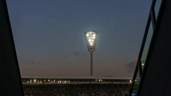 Ποδόσφαιρο Γήπεδο Φώτα Ανακλαστήρα Στο Φόντο Του Ουρανού Σούρουπο Stadium — Φωτογραφία Αρχείου