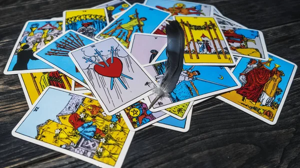 Tahta Arka Planda Tarot Kartları Kuş Tüyü Mistik Kehanet Kavramı — Stok fotoğraf