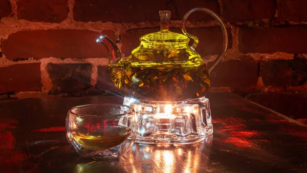 Kaynar su ve söğüt ağacı ya da çaydanlıkta çay. Cam çay fincanı. Kırmızı tuğlalı arka plan. Yemek teması.