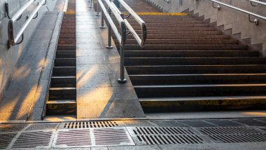 Alt geçitteki merdiven. Özgürlüğe giden merdiven. Merdivenlerdeki güneş ışınları. Yeni hayat kavramları. Soyut arkaplan.