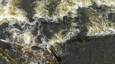Soğuk bir nehirde kaynar su. Soyut arkaplan. Mesaj için yer var. Doğa kavramları.