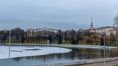 İnce buz tabakalarıyla nehrin karanlık suları. Minsk 'in merkezindeki nehirdeki ilk buz. Şehir kavramları. Metin için boşluk.