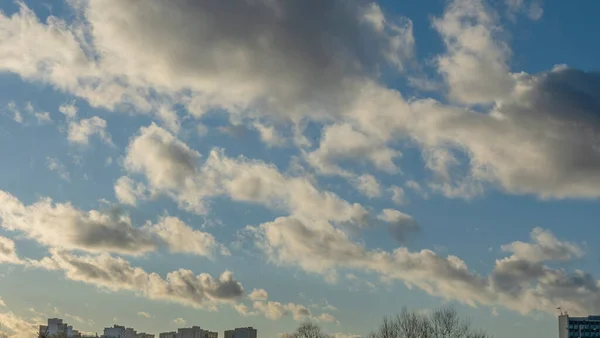 하늘을 배경으로 문자를 자연의 하늘에는 뭉게구름 설계를 이미지 — 스톡 사진