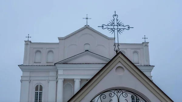 Κοντινό Πλάνο Του Καθολικού Σταυρού Στην Πύλη Στην Είσοδο Της — Φωτογραφία Αρχείου
