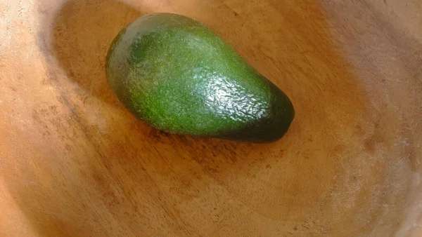 Groene Gladde Avocado Een Houten Kom Hele Avocado Voor Culinair — Stockfoto