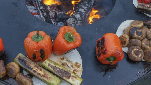 Vaření Grilované Zeleniny Kamnech Ulici Během Veletrhu Prodej Vegetariánského Grilovaného — Stock fotografie