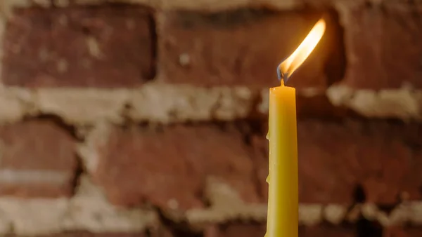 Kerzenflamme Nahaufnahme Auf Hellrotem Wandhintergrund Geschmolzene Wachskerze Licht Bordüre Design — Stockfoto