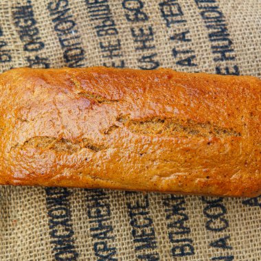 Arka planda glütensiz tam tahıllı çavdar ekmeği. Sağlıklı gıda konsepti. Metin için boşluk.