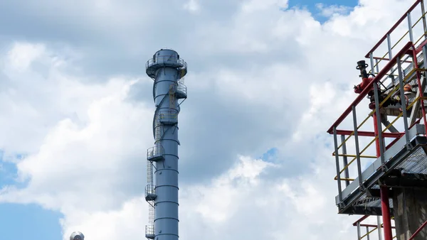 Industriële Oven Warmtewisselaar Kraken Van Koolwaterstoffen Fabriek Blauwe Lucht Achtergrond — Stockfoto