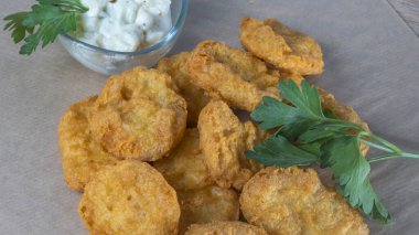 Krema soslu tavuk külçeleri ve parşömen üzerinde maydanoz. Çocuklar için nefis Amerikan yemeği, ev yapımı öğle yemeği. Fast food kavramları.