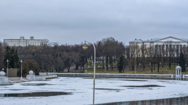 İnce buz tabakalarıyla nehrin karanlık suları. Minsk 'in merkezindeki nehirdeki ilk buz. Şehir kavramları. Metin için boşluk.