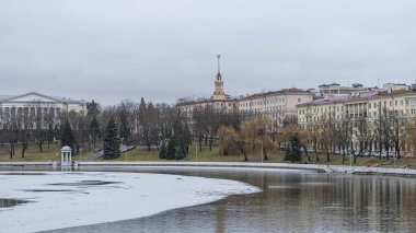 İnce buz tabakalarıyla nehrin karanlık suları. Minsk 'in merkezindeki nehirdeki ilk buz. Şehir kavramları. Metin için boşluk.