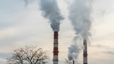 Gaz kazanının bacasını tüttürüyorum. Ekolojik bir sorun. Metin için boşluk.