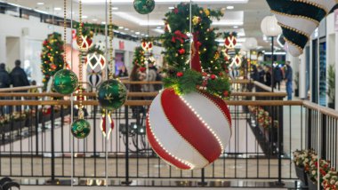 Alışveriş merkezinde Noel iç tasarımı. Şenlik Dekoru.