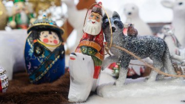 Harika bir Noel kompozisyonu. Yakut Noel Baba ya da chyshaan karakterli birçok yeni yıl oyuncağı. Odaklanmamış arkaplan.