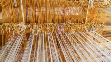 Dokuma tezgahındaki ipliklere yakın çekim. Kaba bir kavram. Mesaj için yer var. Halk kavramları.