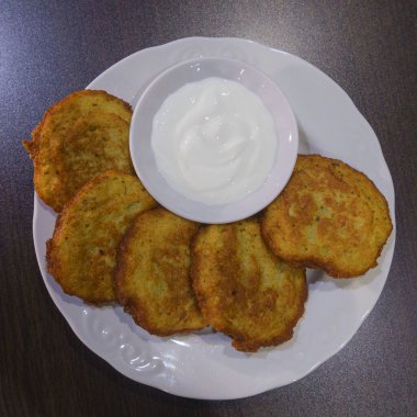 Patatesli gözleme, draniki, mücver veya taze kremayla servis edilen börek. Yemek teması.