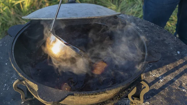 Glühwein Einem Großen Kessel Glühwein Wird Einem Großen Topf Gekocht — Stockfoto