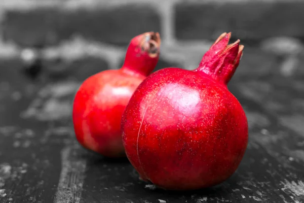 Table Lay Two Red Pomegranate Two Ripe Garnet Table Black — Foto Stock