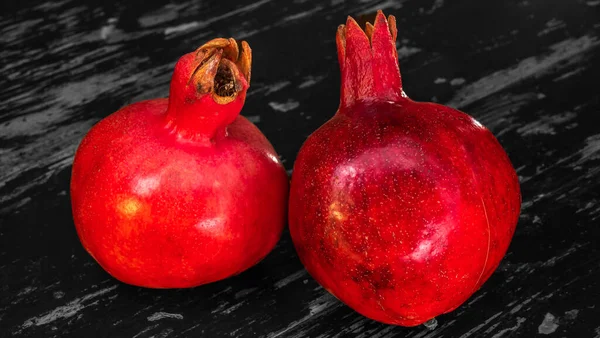 Tafel Lagen Twee Rode Granaatappels Twee Rijpe Granaat Tafel Zwart — Stockfoto