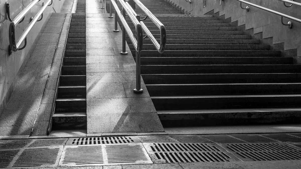Imagen Blanco Negro Escalera Paso Subterráneo Escalera Libertad Los Rayos — Foto de Stock