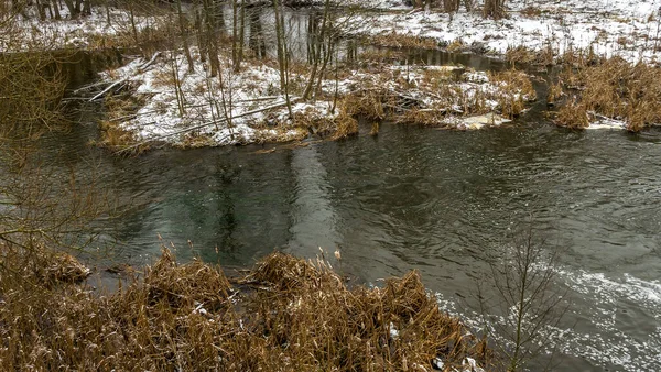 Ένα Μικρό Ποτάμι Χειμερινό Τοπίο Χειμερινό Τοπίο Μικρό Ποταμό Δέντρα — Φωτογραφία Αρχείου