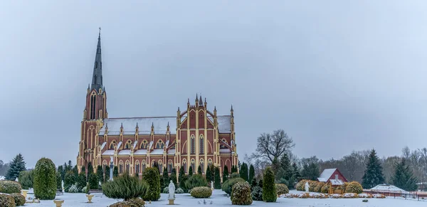 Neo Gotiska Katedralen Kyrkan Staden Gervyaty Vitryssland Vintern Dramatisk Himmel — Stockfoto