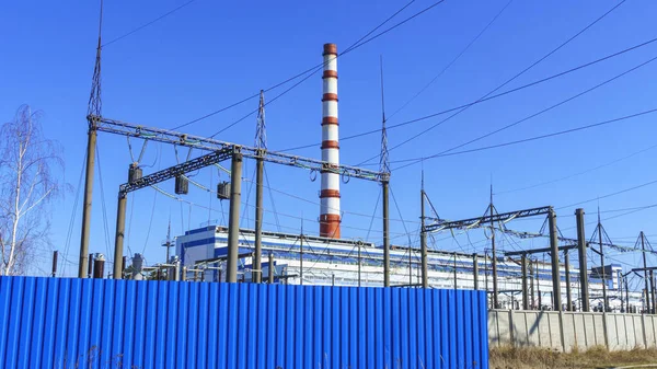 Central Térmica Fios Elétricos Postes Fundo Clássico Céu Azul Energia — Fotografia de Stock