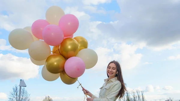 古典的な青空の背景にカラフルな風船を保持幸せな若い女性 お祝いのコンセプト テキストのスペース — ストック写真