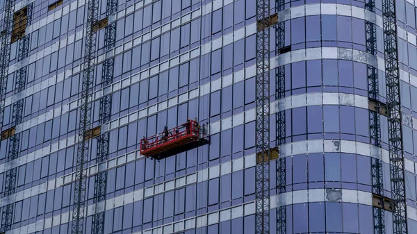 Cuna Construcción Suspendida Fachada Fondo Del Edificio Plataforma Andamio Móvil —  Fotos de Stock