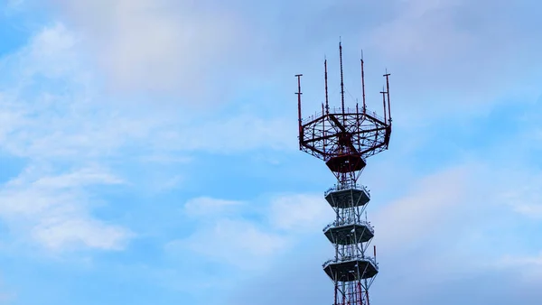 Close Grande Torre Rádio Televisão Fundo Céu Azul Clássico Espaço — Fotografia de Stock