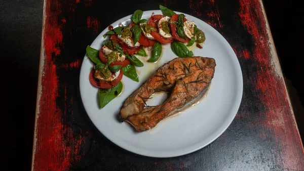 Insalata Caprese Con Pomodorini Ciliegini Mozzarella Tostata Pesce Salmone Alla — Foto Stock