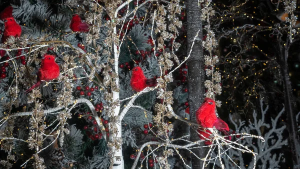 鳥の形でクリスマスのおもちゃ クリスマスツリーの背景を飾る — ストック写真