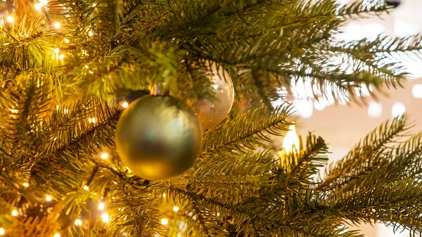 Kerstachtergrond Samenstelling Met Groene Sparren Takken Elektrische Brandende Kaarsen Onscherpe — Stockfoto