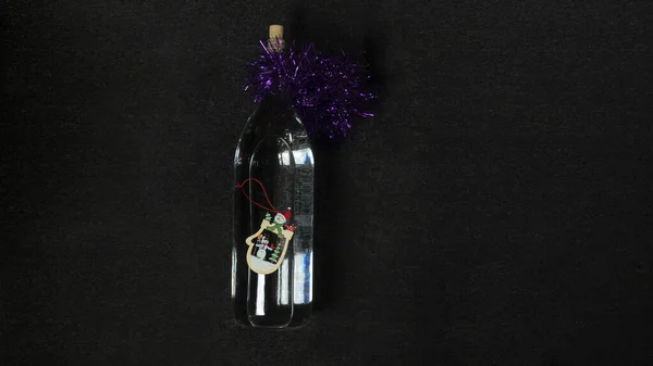 Yeni Yılın Iyi Yapımı Sert Votka Karanlık Arka Planda Kaçak — Stok fotoğraf