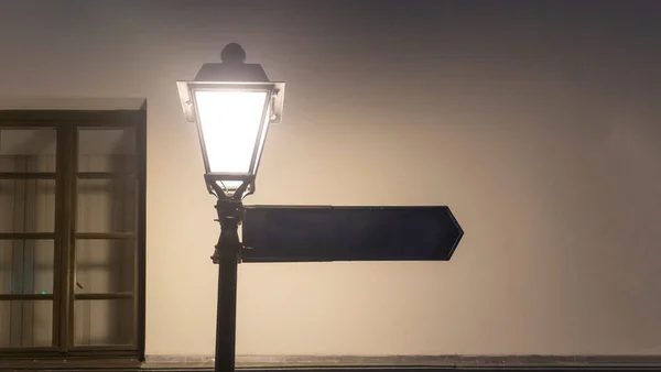 Utcai Lámpa Blank Street Sign Üres Fali Háttérrel Éjszaka — Stock Fotó