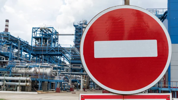 Verkehrszeichen Vor Dem Hintergrund Der Chemiefabrik Ist Die Durchfahrt Verboten — Stockfoto