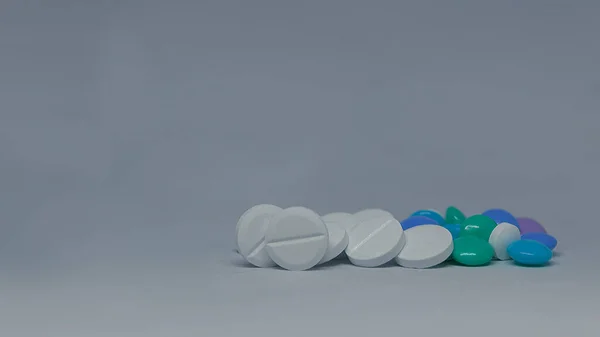 Különböző Többszínű Tabletták Feküdt Szürke Háttér Szöveg Helye — Stock Fotó